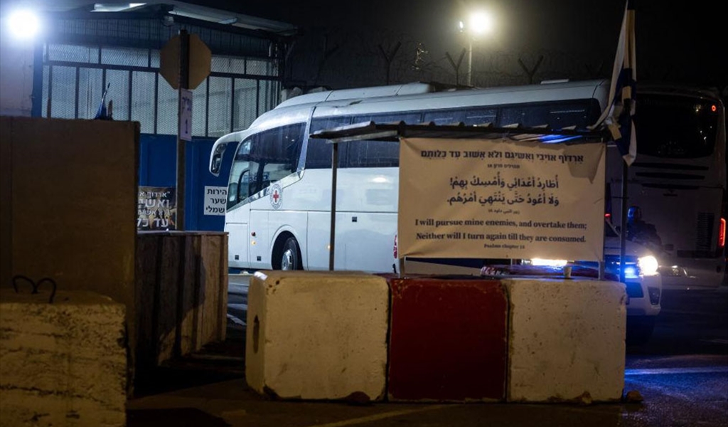 سيارة إسعاف تابعة للصليب الأحمر تنتظر خلال الاستعدادات الإسرائيلية لاستقبال الأسرى