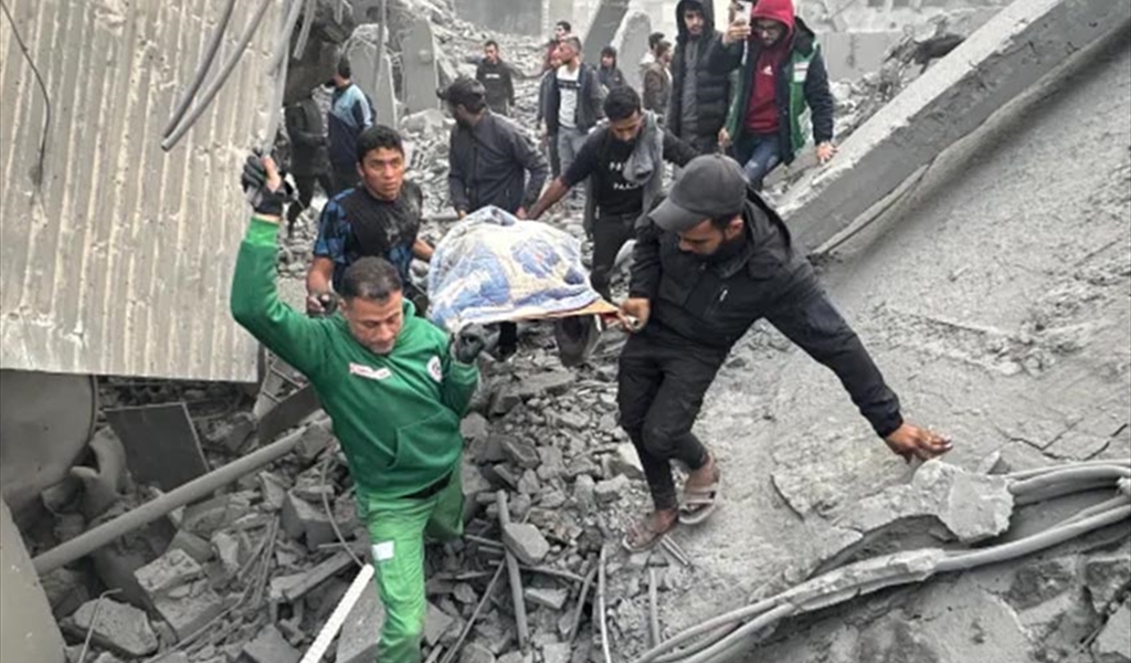 عمليات بحث وإنقاذ بين أنقاض منزل استهدفه الاحتلال في مدينة غزة