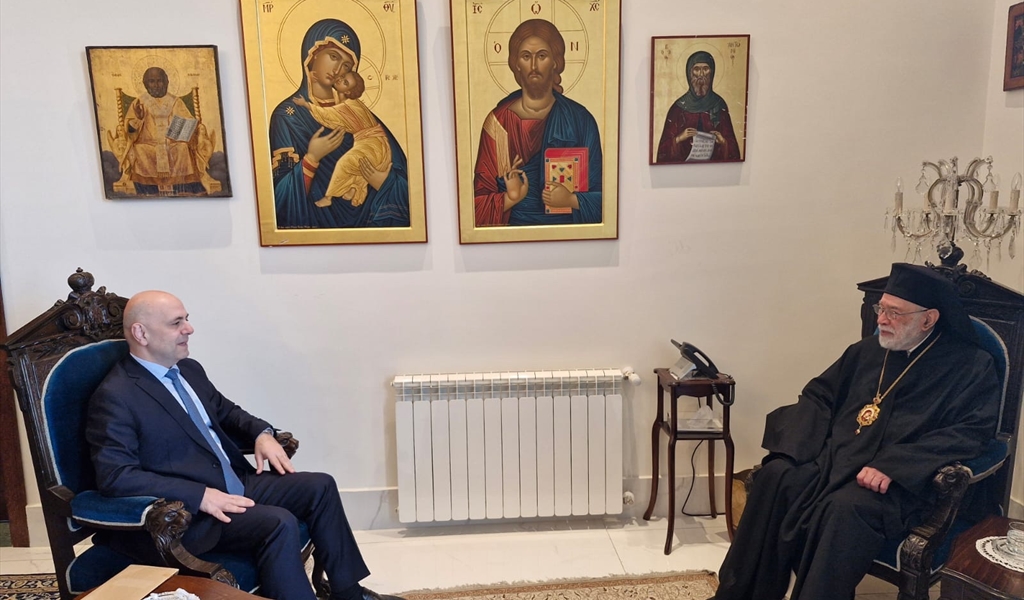 المطران عودة مستقبلاً النائب حاصباني