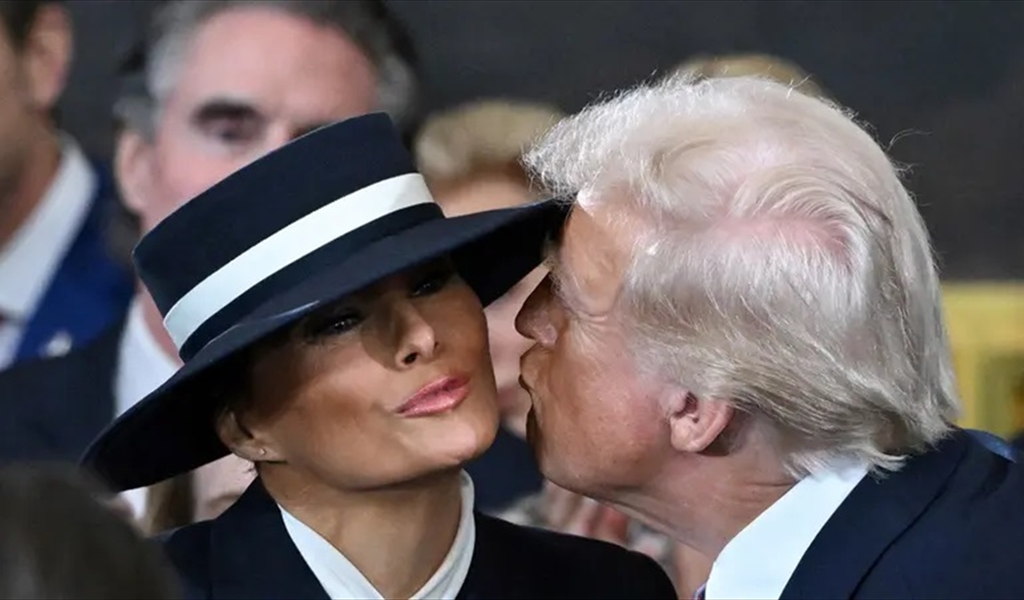 "قبلة فاشلة" وأقلام تتطاير.. بالفيديو- لحظات غريبة بتنصيب ترامب!