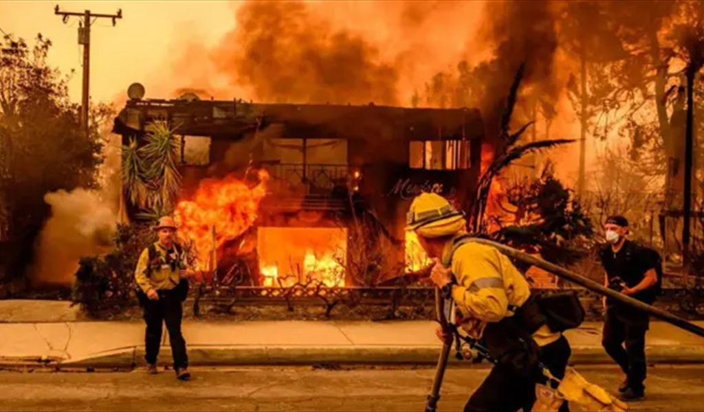 حرائق لوس أنجلوس تخرج عن السيطرة وتلتهم منازل نجوم هوليوود