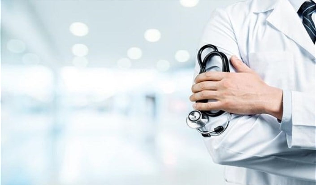 يمارس مهنة الطب دون ترخيص.. هذا ما حل به؟