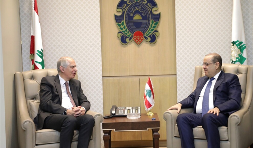 اللواء البيسري مستقبلاً السفير الفرنسي