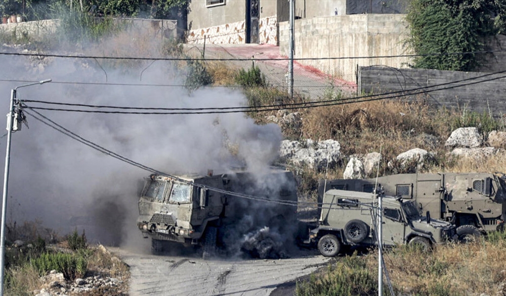 استهداف لآلية إسرائيلية في مخيم جنين خلال المواجهات مع كتيبة جنين