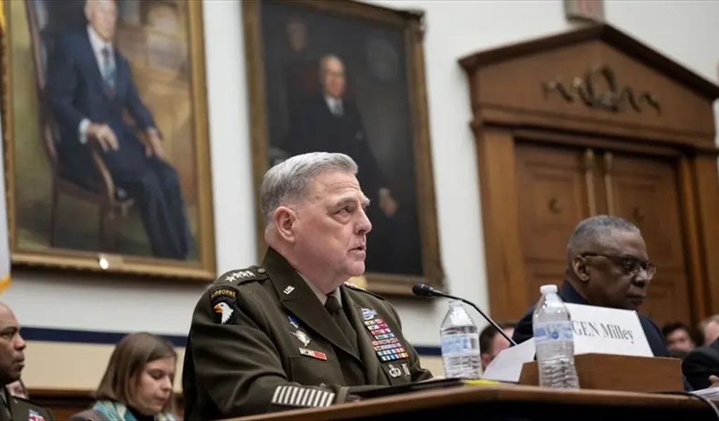 ترامب يقيل ألف موظف بإدارة بايدن.. بينهم جنرال وصفه بالفاشي