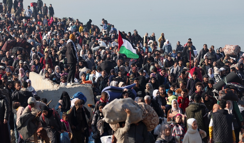 آلاف الفلسطينيين النازحين يشقون طريق عودتهم إلى شمال قطاع غزة