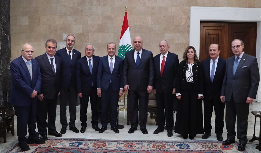 الرئيس عون متوسطاً وفد المجلس الدستوري