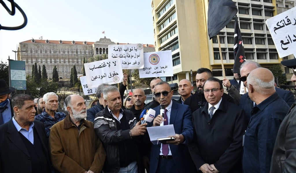 الوزير شرف الدين مشاركاً في اعتصام المودعين في ساحة رياض الصلح (تصوير: محمود يوسف)