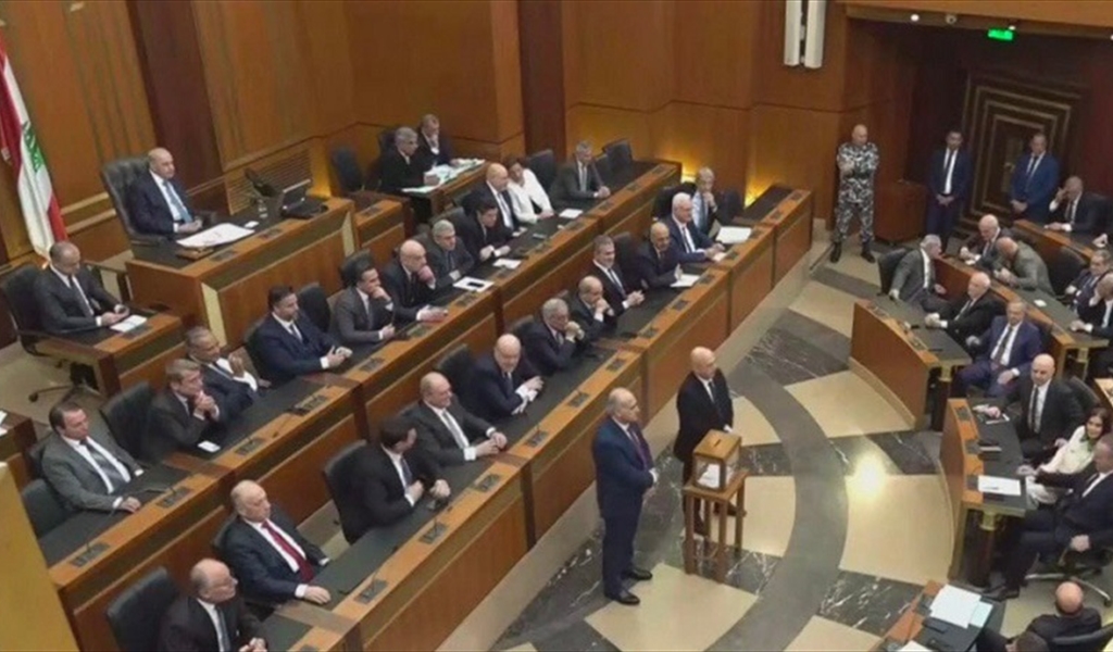 وحده لم يصفق..؟!