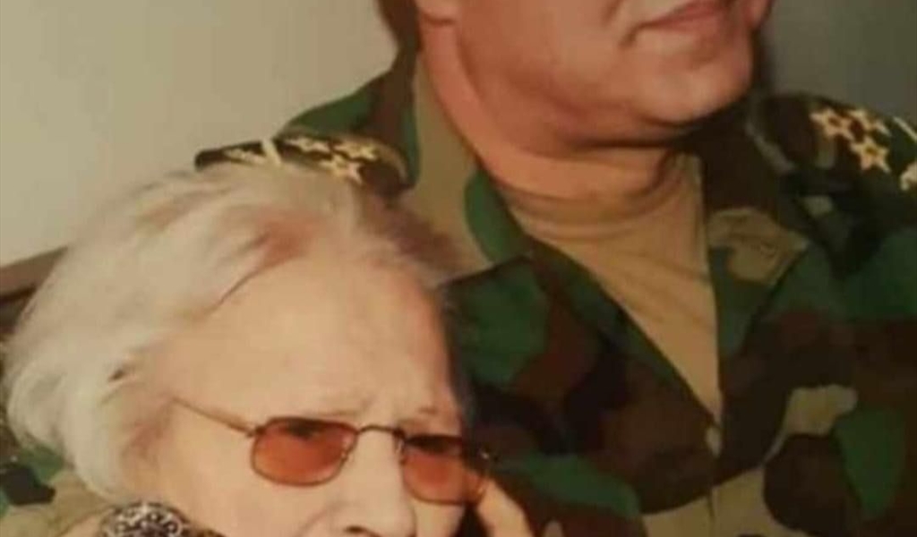 العماد جوزاف عون مع والدته هدى لحظة تعيينه قائداً للجيش قبل رحيلها