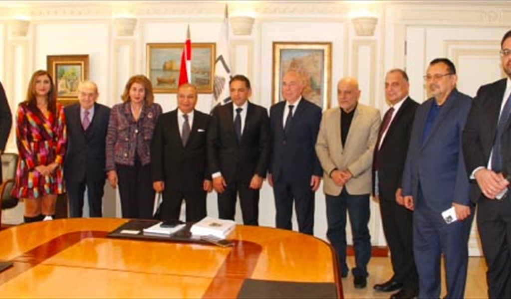 منصوري متوسطاً وفد نقابة الصحافة