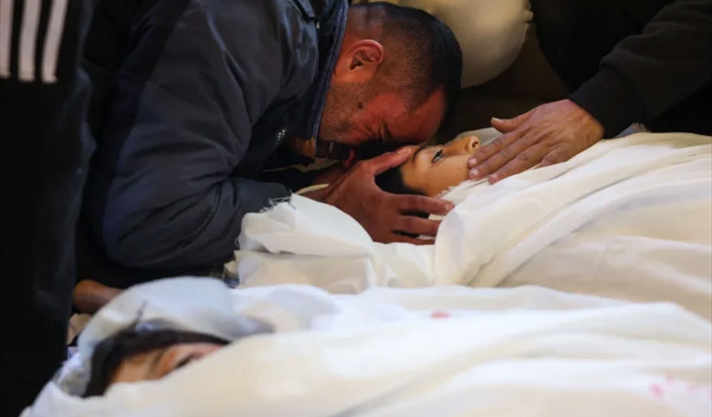 أب فلسطيني مفجوع في وداع ولديه في غزة