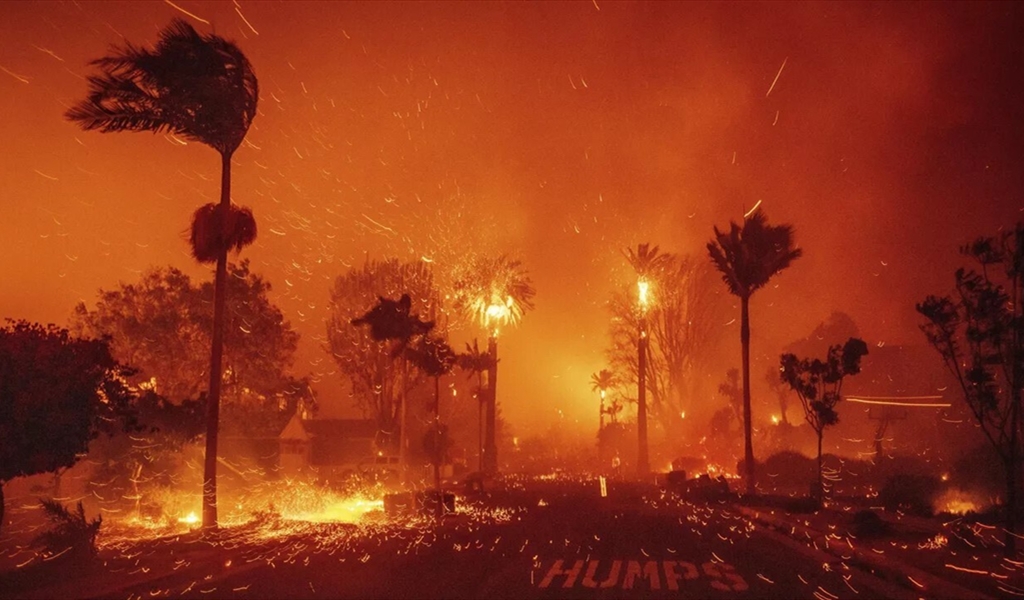 بالفيديو - حريق لوس أنجلوس مستمرّ.. وبايدن يُعلن "كارثة كبرى"