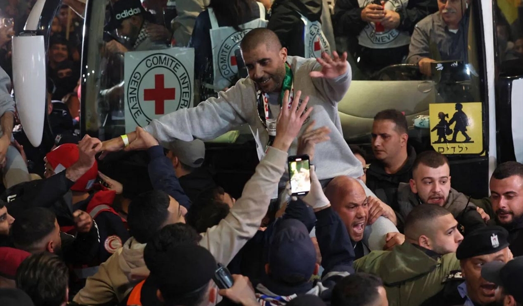 زكريا الزبيدي الذي قاد عملية الهروب الشهيرة في سجن جلبوع الإسرائيلي في 2021 لحظة الإفراج عنه