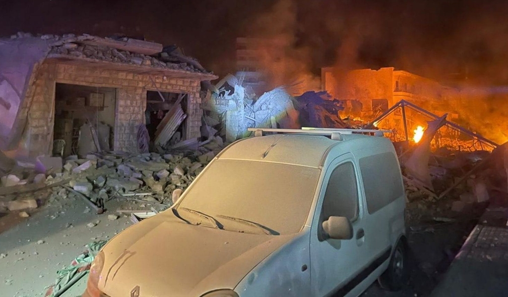 دخان القصف الإسرائيلي يتصاعد عند مفرق مدينة فرح بين كفرتبنيت وزوطر الغربية (محمود يوسف)