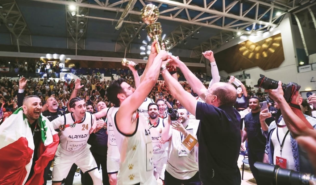 فريق النادي الرياضي يحتفل بلقب آخر نسخة