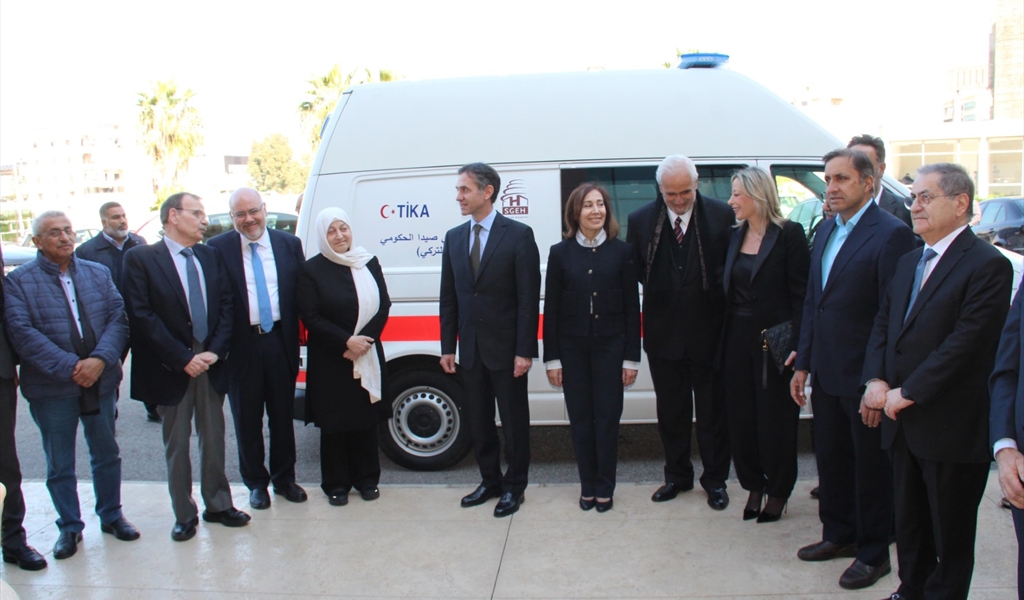 الوزير الأبيض والسفير التركي خلال تسليم السيارة