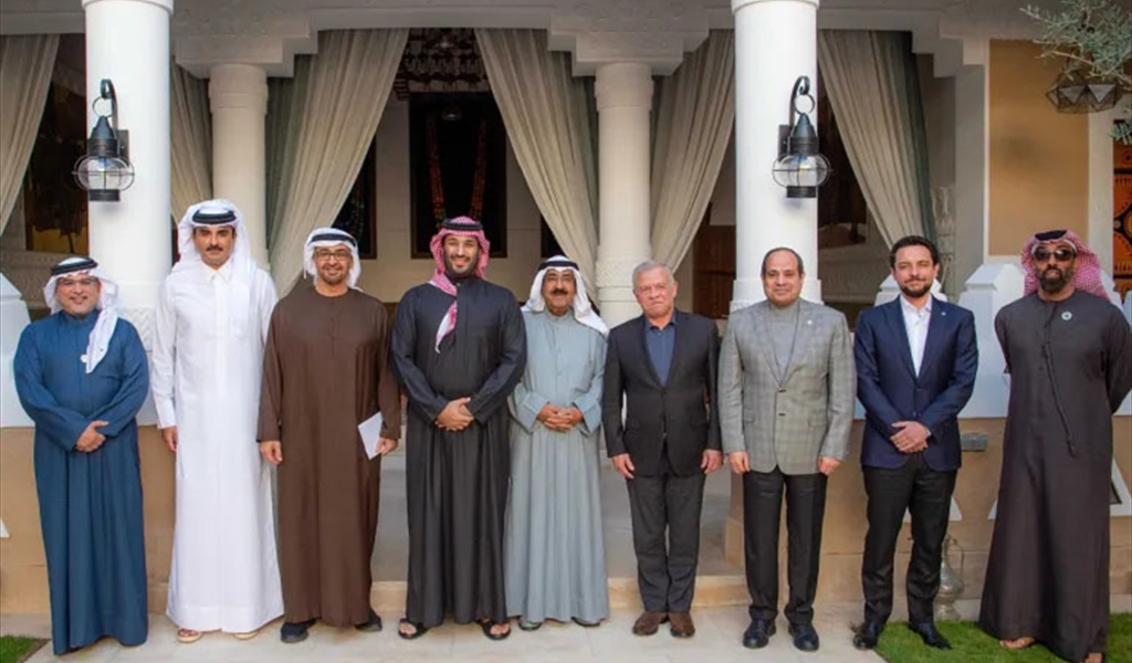 المشاركون في قمة الرياض أمس