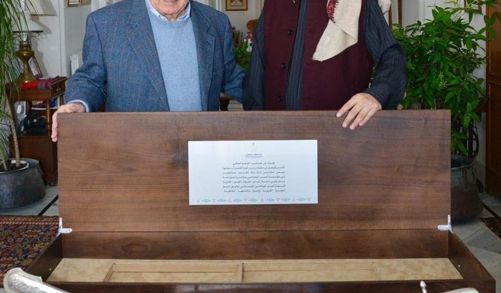 السفير بخاري خلال تقديمه هدية الأمير الى أسرة الريحاني