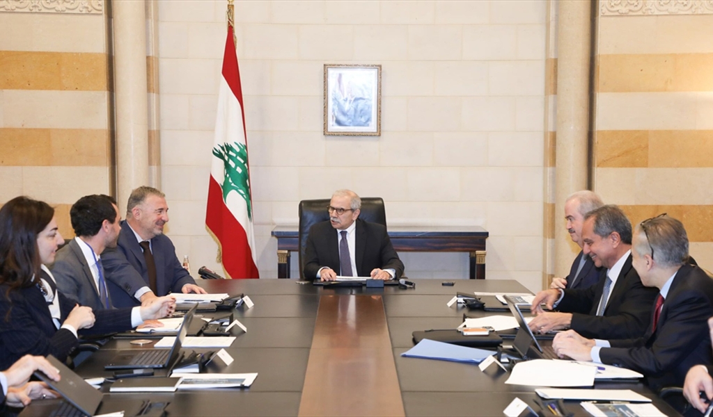 الرئيس سلام مترئساً الاجتماع في السراي