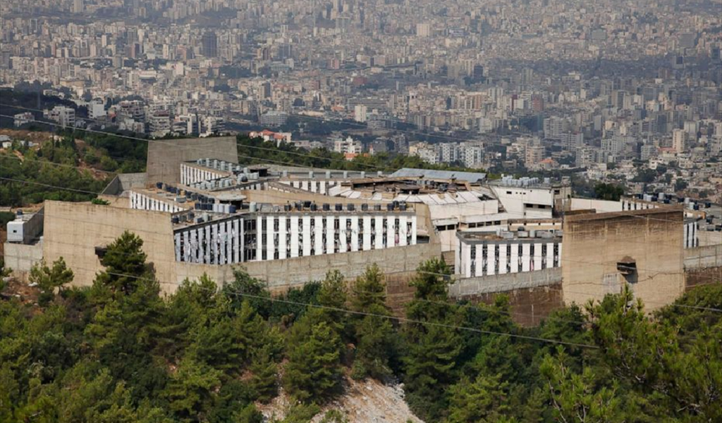 100 سجين سوري في لبنان يضربون عن الطعام