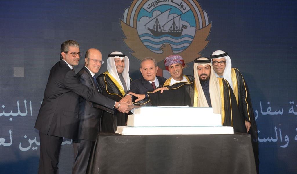 القائم بالأعمال وممثلو الرؤساء الثلاثة يحتفلون بالمناسبة (طلال سلمان)