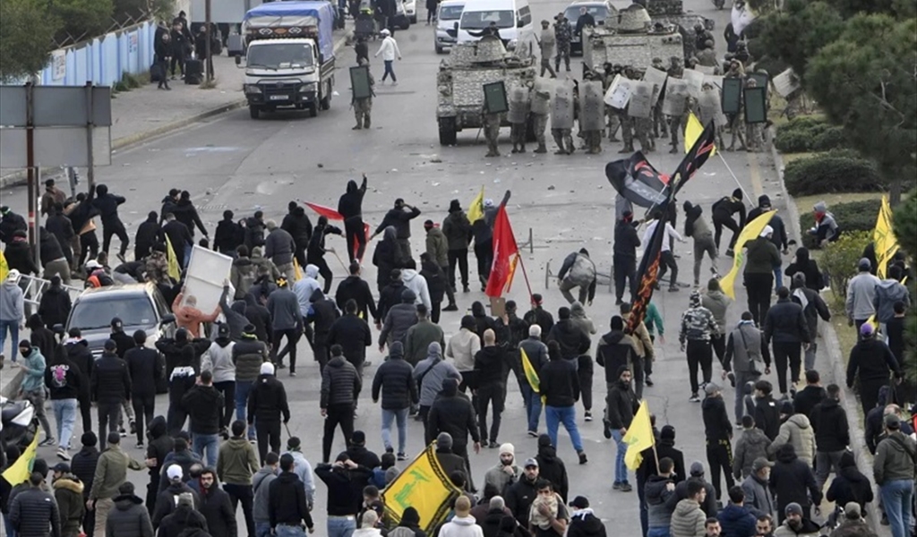 حزب الله يستنكر الإعتداء على اليونيفيل.. ويطالب الدولة التراجع عن قرارها