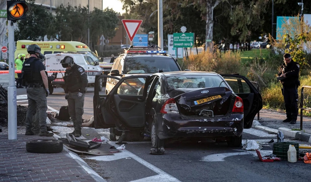 شرطيون إسرائيليون في موقع عملية الدهس