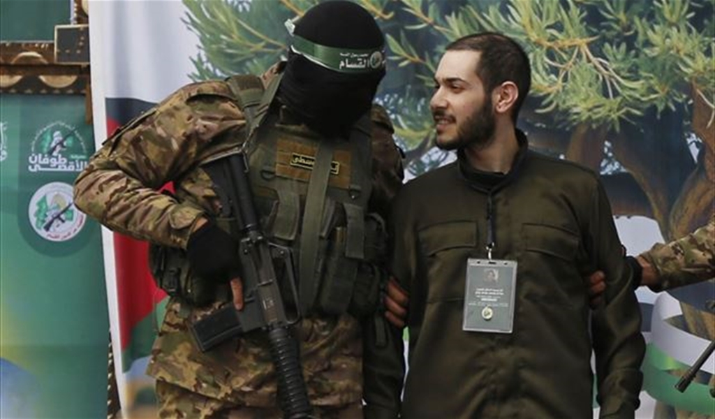 اسير اسرائيلي يقبل عنصر من حماس… و عائلته تعلق!