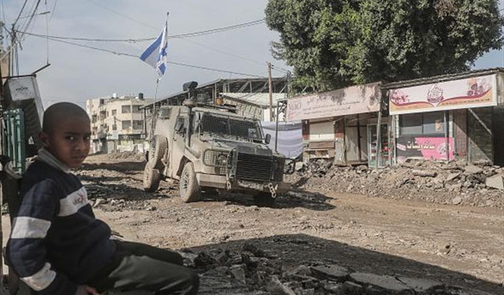 طفل فلسطيني في مخيم جنين خلال اقتحامه من قبل آليات الاحتلال