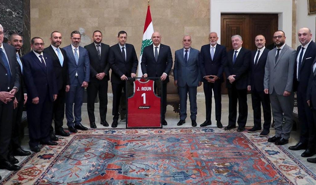 الرئيس عون يتسلم قميص المنتخب من وفد اتحاد السلة