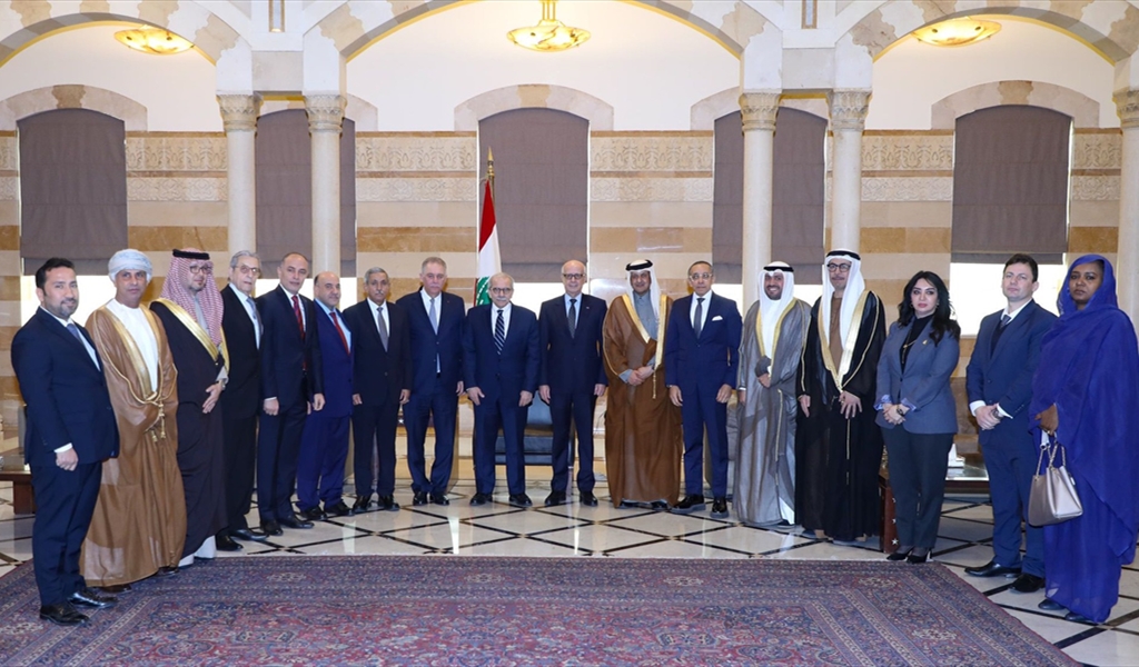 الرئيس سلام يتوسط أعضاء السلك الدبلوماسي العربي (محمود يوسف)