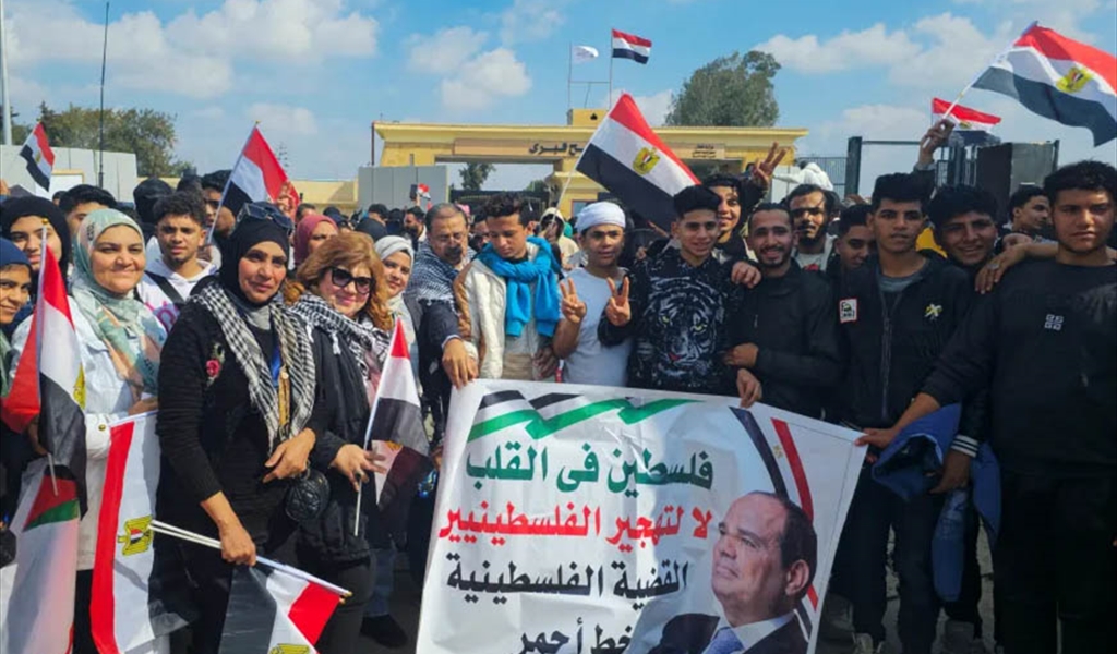 الآلاف المصريين خلال التظاهرة الاحتجاجية عند معبر رفح الحدودي ضد خطة التهجير