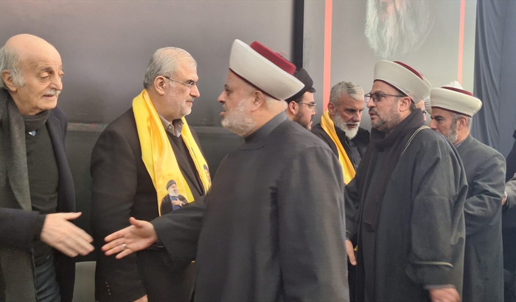 جنبلاط الى جانب النائب محمد رعد خلال تقديم التعازي