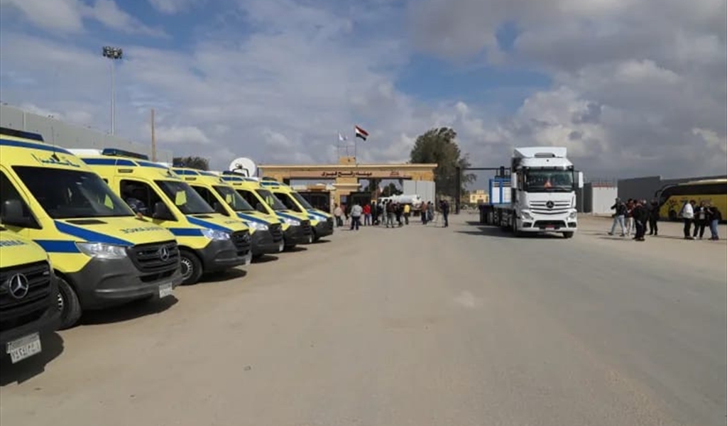 سيارات الإسعاف تنتظر عند معبر رفح لنقل المرضى والجرحى من غزة إلى الجانب المصري