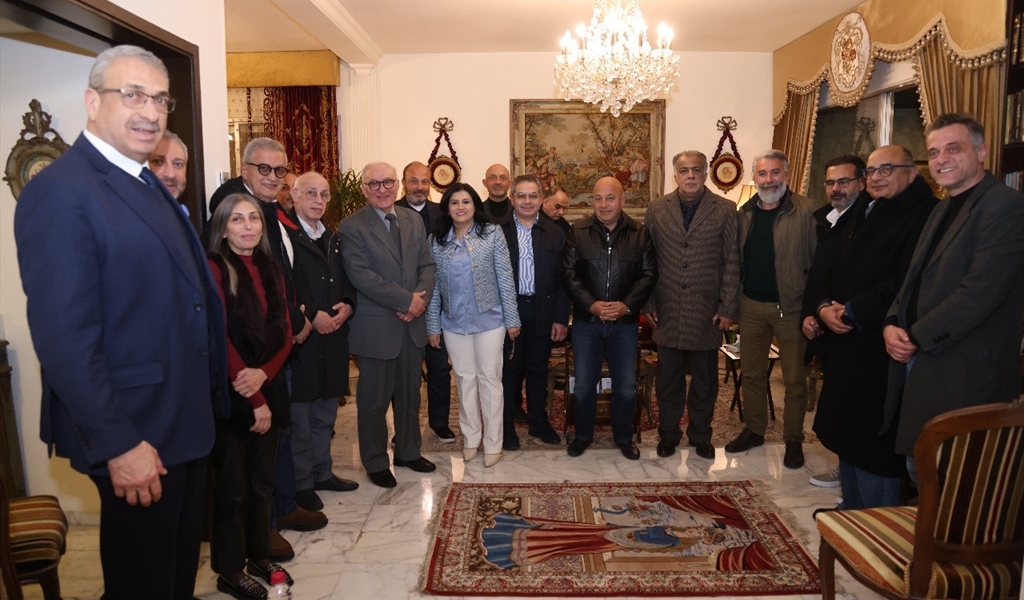 الغول ومنيّر ومشاركون خلال اللقاء