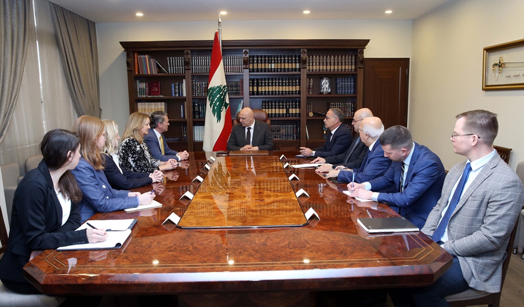 الرئيس عون مجتمعاً مع الوفد الأميركي