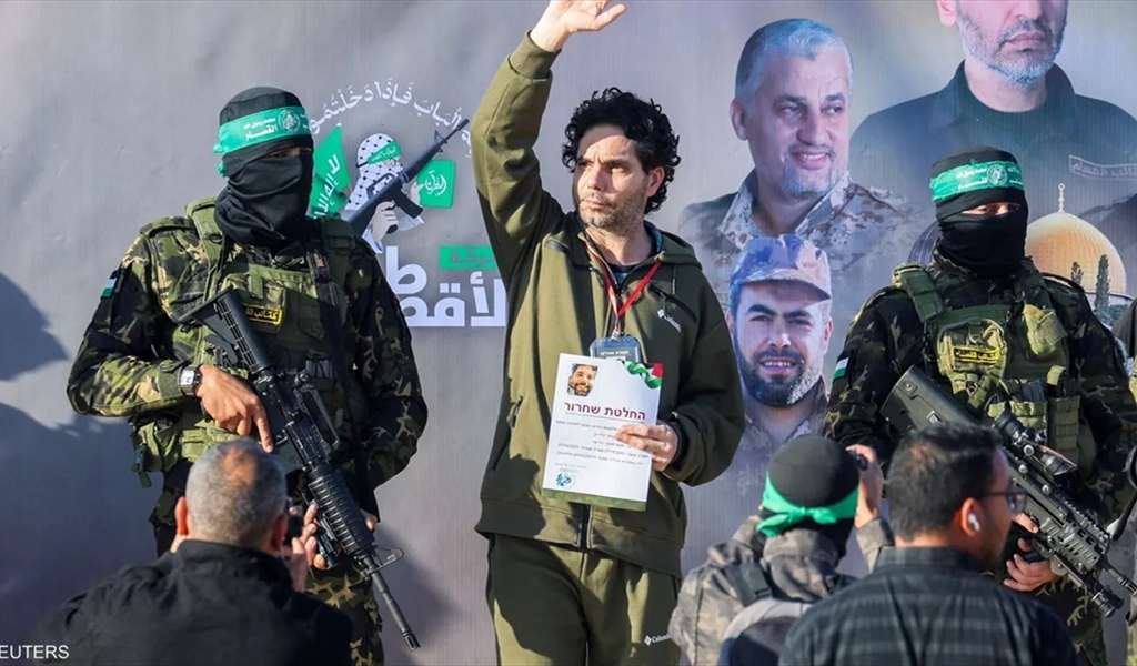 الاسرى الإسرائيليون يوقعون تعهدا لحماس قبل إطلاق سراحهم.. ما هو؟