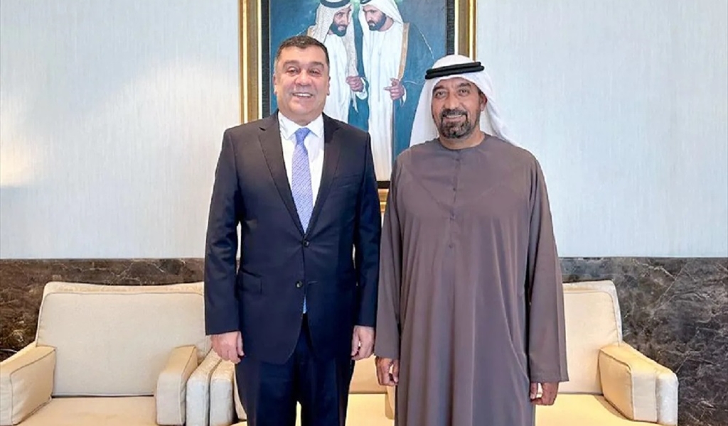 الشيخ أحمد بن سعيد آل مكتوم مستقبلاً محمد الحوت