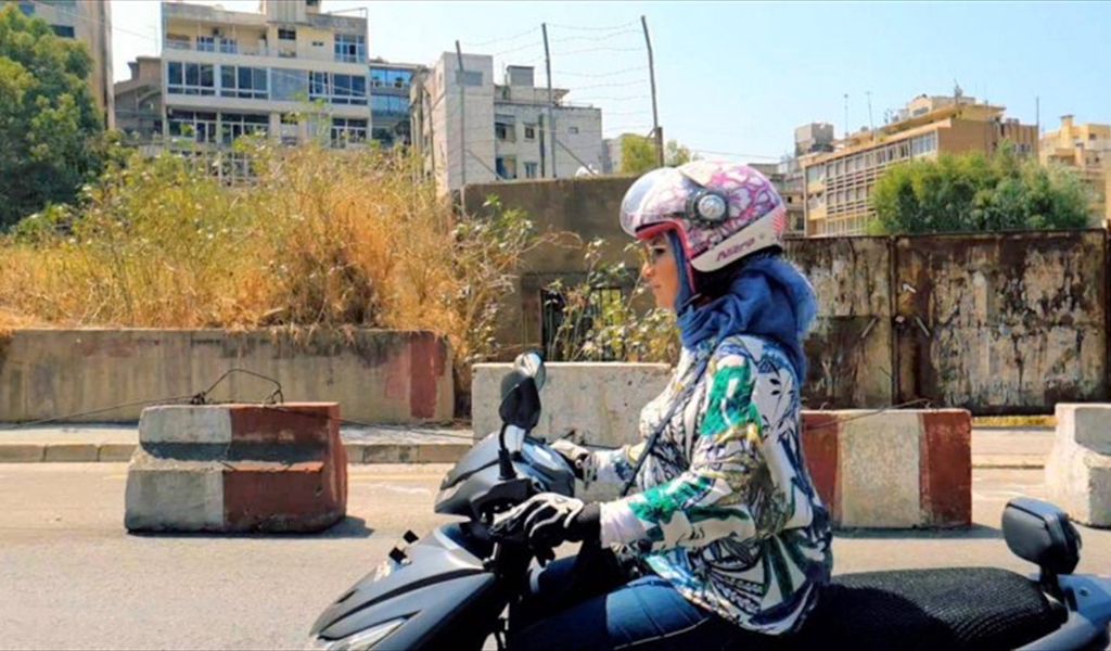 شابة محجبة تقود الدراجة النارية