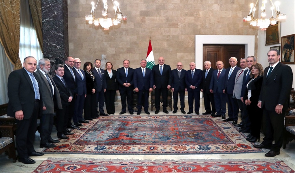 الرئيس عون متوسطاً وفد نقابة المحامين (محمود يوسف)