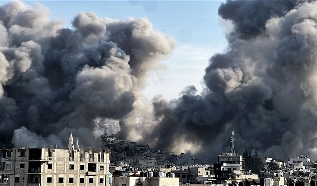 الدخان الكثيف يتصاعد من مربع سكني بعد تفجيره في الضفة