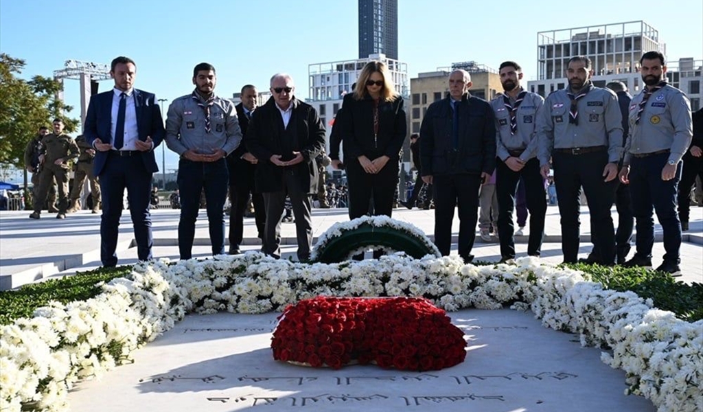 السفيرة الأميركية تزور ضريح الحريري