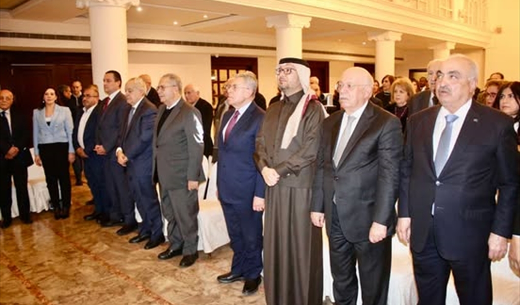 الحضور وقوفاً للنشيد الوطني