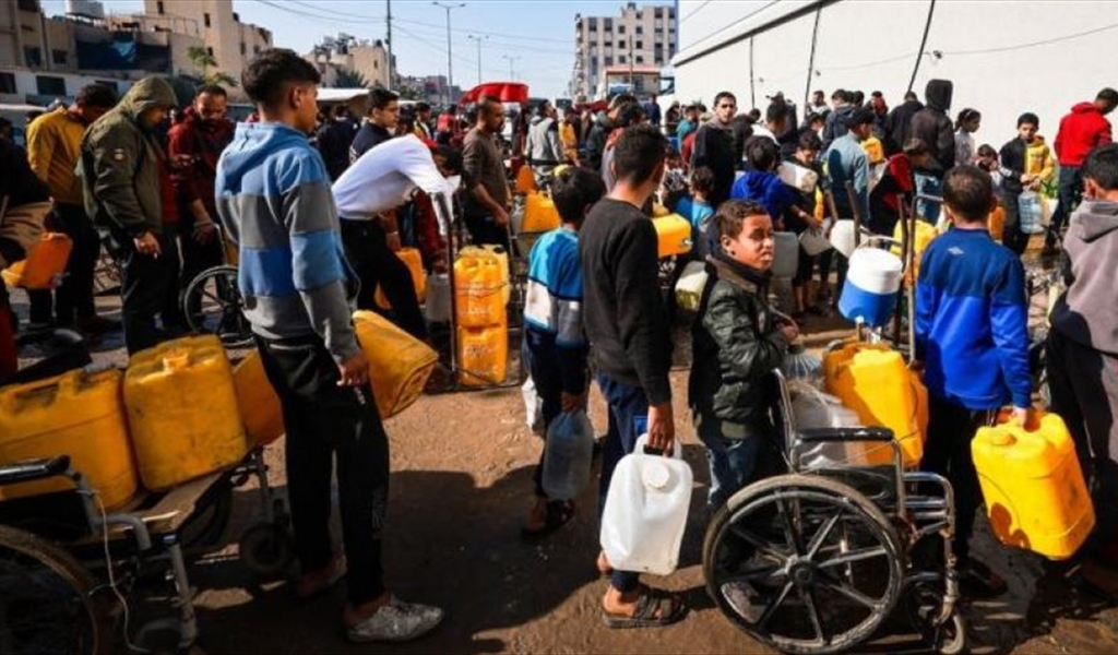 غزيون ينتظرون في صف طويل للحصول على مياه للشرب