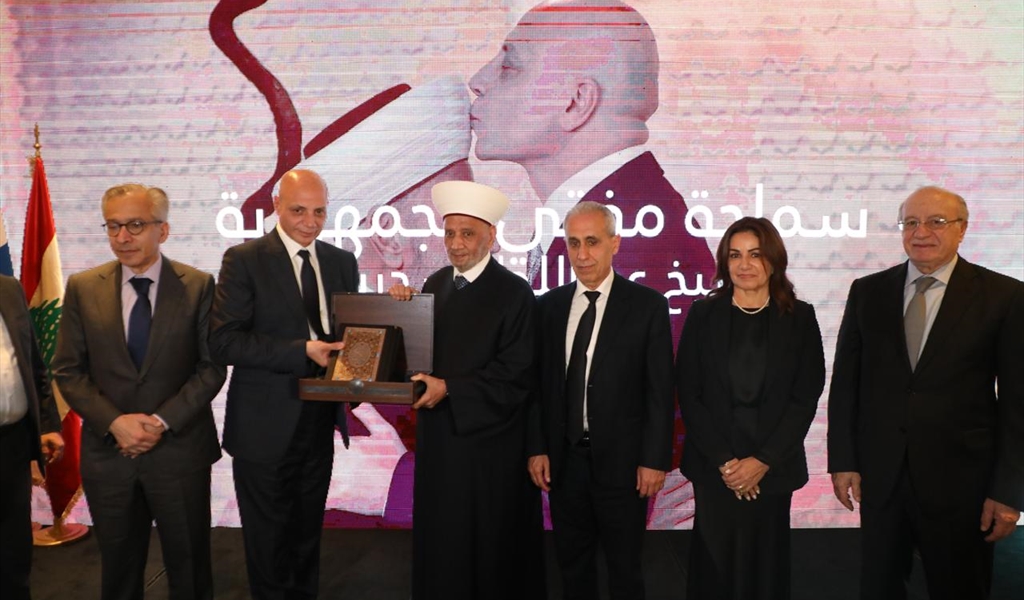 المفتي دريان يتسلم درعاً من هاشمية