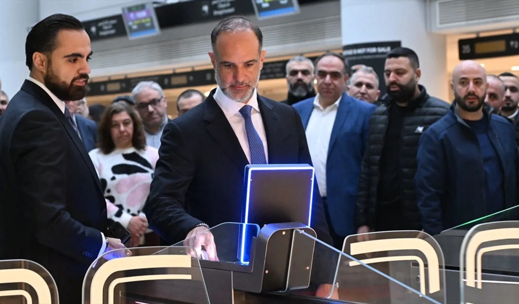 وزير الأشغال يتفقد البوابات الرقمية في مطار رفيق الحريري الدولي