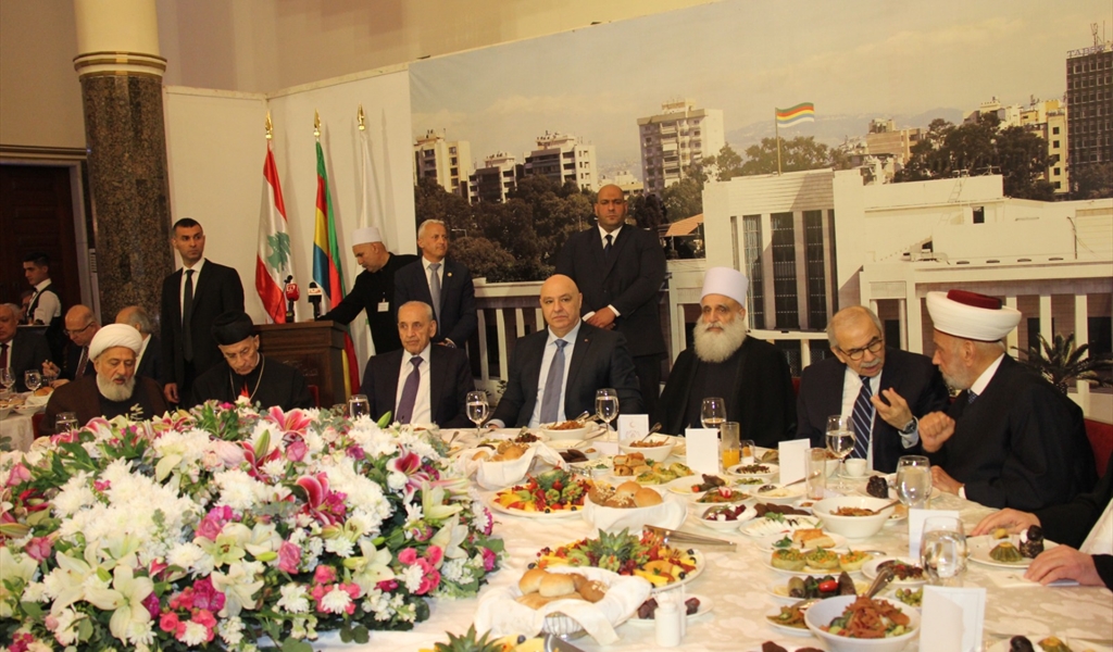 على المنصة الرئيسية في إفطار الطائفة الدرزية الرئيس عون يتوسط الرئيس بري وشيخ العقل سامي أبو المنى، وبدا من اليمين: المفتي دريان، الرئيس سلام، البطريرك الراعي، والشيخ الخطيب. (محمود يوسف)