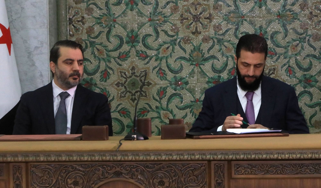 الشرع يوقع مسودة الإعلان الدستوري وبجانبه الوزير أسعد الشيباني