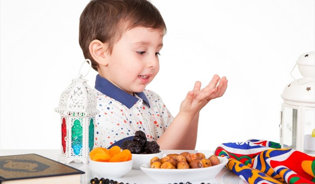 متى وكيف يبدأ الأطفال الصيام؟